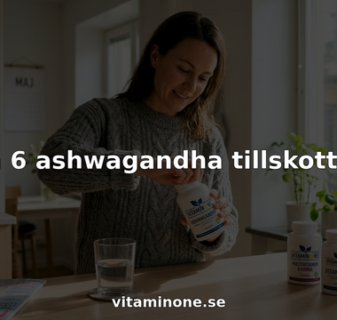 En kvinna står i köket och granskar en burk med ashwagandha-tillskott.