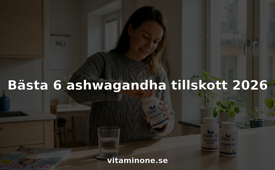 En kvinna står i köket och granskar en burk med ashwagandha-tillskott.