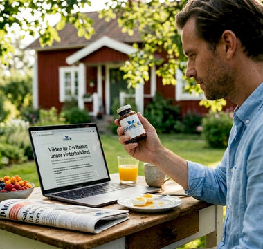 En man sitter vid köksbordet och läser på burken med D-vitamin.