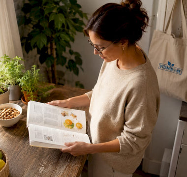 En kvinna som fördjupar sig i skillnaderna mellan naturliga och syntetiska vitaminer
