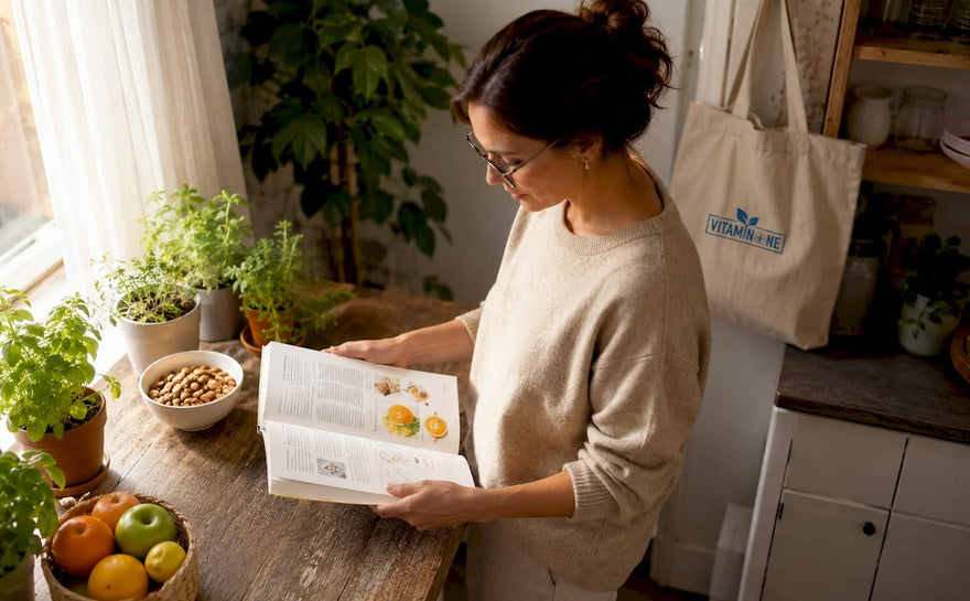 En kvinna som fördjupar sig i skillnaderna mellan naturliga och syntetiska vitaminer