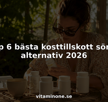 Kvinna som jämför olika kosttillskott för bättre sömn vid köksbordet